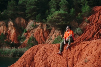 Il nuovo videoclip di DEG girato alle cave di bauxite di Otranto: un omaggio al Salento