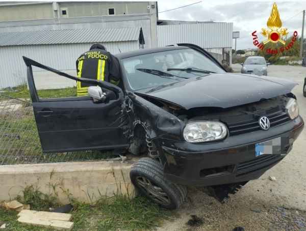 Incidente stradale, guidatore incastrato all&#039;interno