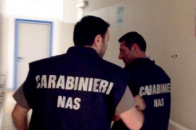 I carabinieri del Nas sequestrano alimenti scaduti e chiudono negozi