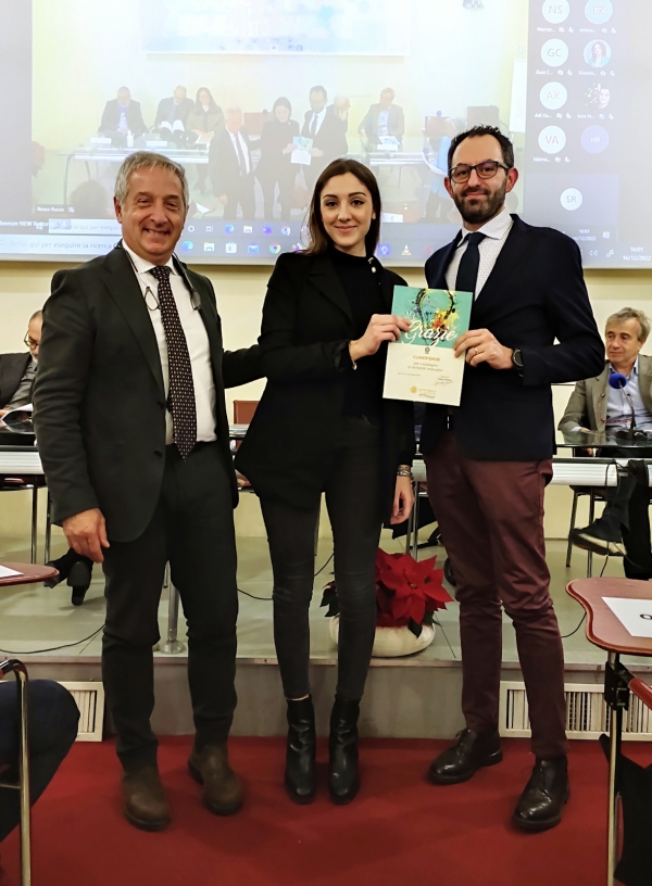 Nella foto da sinistra: Il Magnifico Rettore Prof. Fabio Pollice, la dottoranda Manuela Taurisano e il Dott. Stefano Lagravinese, Direttore e fondatore della CRO ClinOpsHub