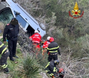 Auto finisce fuoristrada in un dirupo, ferito il conducente