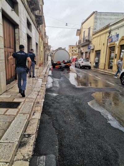 Mesagne. Autocisterna di benzina sprofonda nell&#039;asfalto