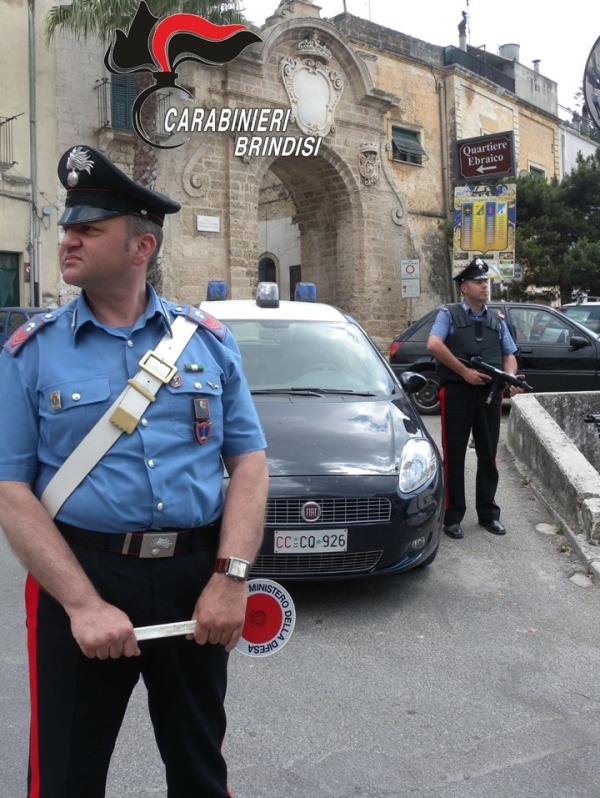 Con pistola in pugno rapina una tabaccheria