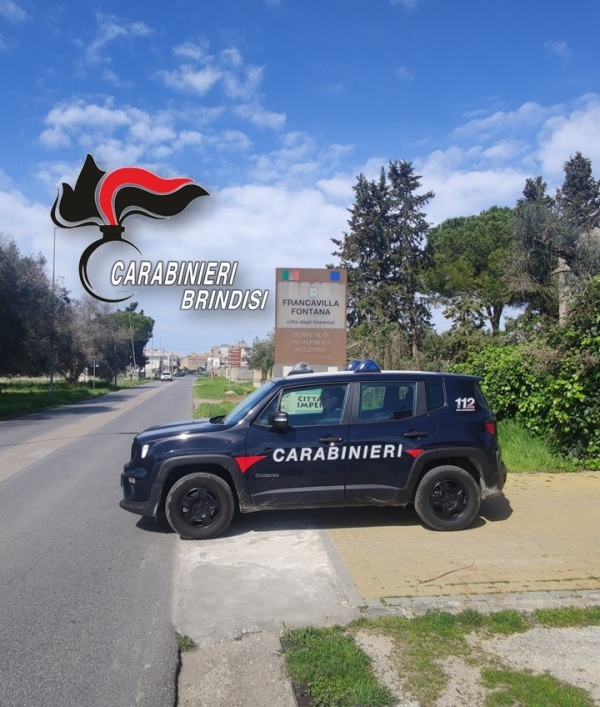 Minaccia di morte e strattona una donna, Arrestato dai carabinieri