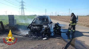 Auto va a fuoco mentre è in marcia