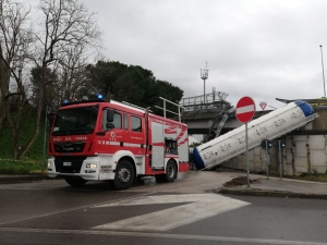 Brindisi. Autocisterna esce fuoristrada e precipita dal cavalcavia