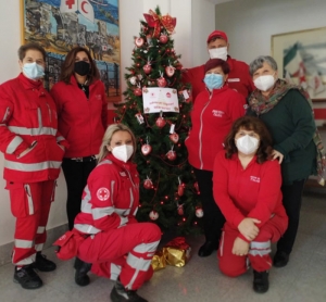 Un albero di Natale interamente decorato con elementi ed addobbi di Cri - Croce Rossa Italiana e di Aido