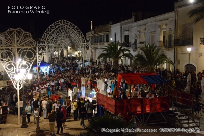 Carovigno si veste a festa: torna “INVITO A CORTE”, il grande corteo storico