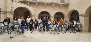 Politiche Giovanili, premiati con le city-bike gli studenti universitari vincitori del bando «La strada giusta»