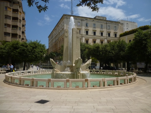 Sabato sarà riaccesa la Fontana delle Ancore di piazza Cairoli