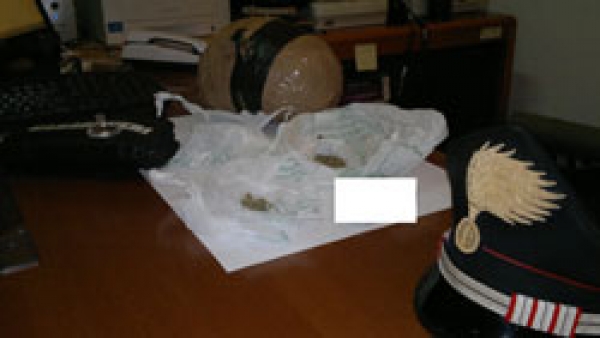 Aveva allestito una serra in casa, rinvenute quattro piante di canapa indiana e 80 grammi di marijuana, arrestato