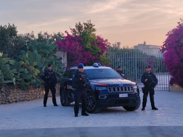 I carabinieri salvano una nonnina dall&#039;incendio di casa