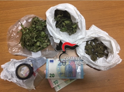 Mesagne. Trovato in possesso di oltre 60 grammi di marijuana, arrestato