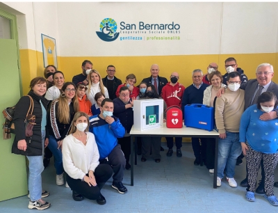 LA COOPERATIVA SAN BERNARDO DONA UN DEFIBRILLATORE E UNA CASSETTA DI PRONTO SOCCORSO ALL’ASSOCIAZIONE AIPD DI BRINDISI