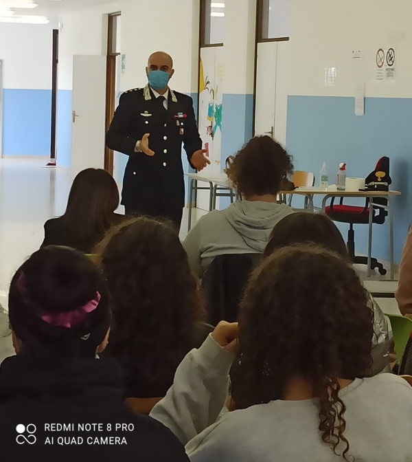 Il capitano dei carabinieri, Corvino, incontra gli studenti