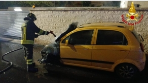 Auto andata a fuoco