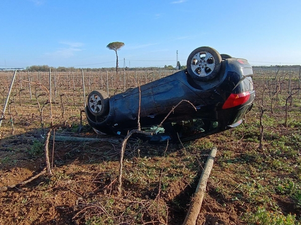 Auto finisce fuori strada, ferita la conducente