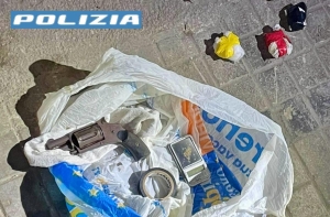 Rinvenuta una pistola e sequestrato materiale per il confezionamento della droga