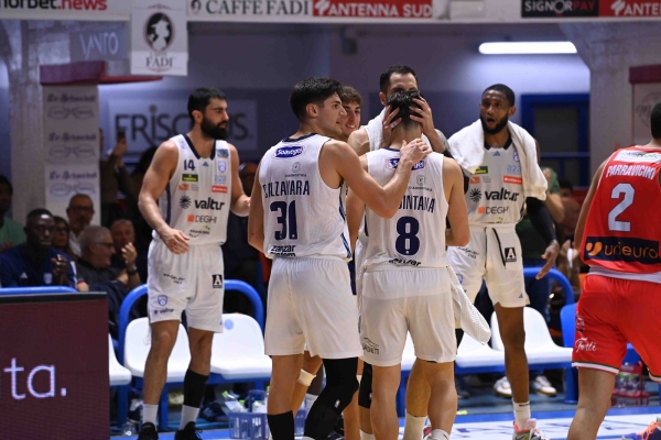 BRINDISI INSEGUE, RINCORRE E RIMETTE IN GIOCO LA PARTITA. PESARO LA VINCE NEI DUE MINUTI FINALI