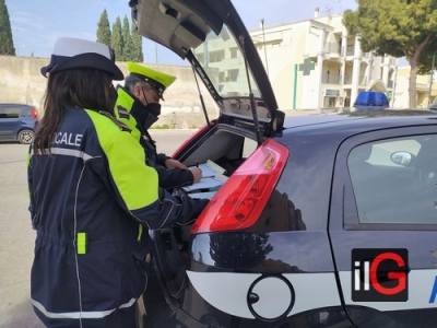 Controlli della polizia locale in viale Indipendenza