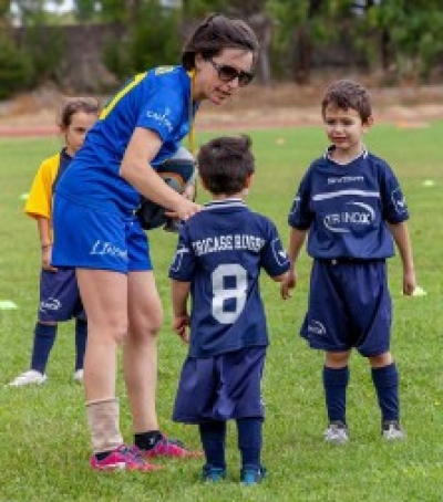 Una allenatrice con i bimbi