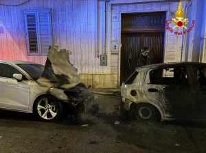 Notte di fuoco, tre auto bruciate