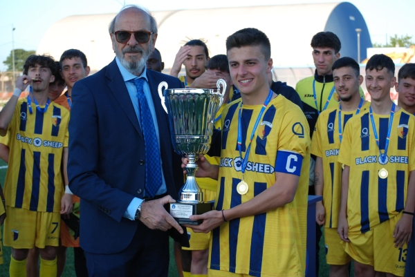 Il Mesagne calcio under 19 scrive la storia è si aggiudica il titolo regionale