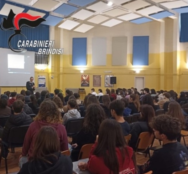 I carabinieri incontrano gli studenti