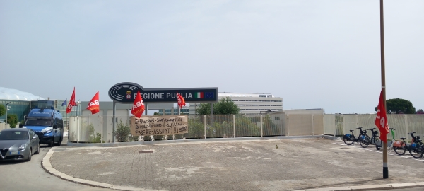 Sit-in dei precari della Sanitàservice a Bari