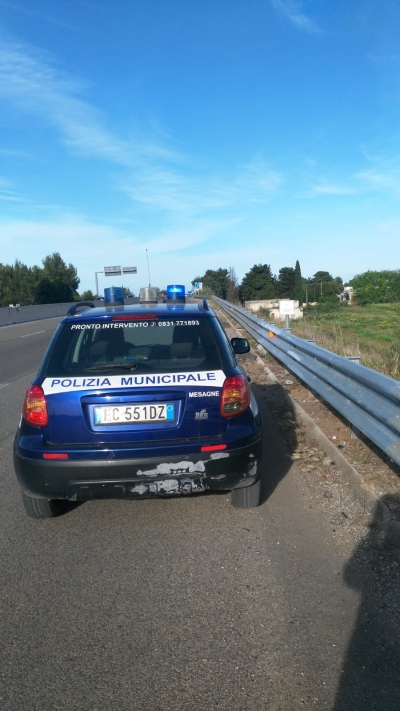 Un&#039;auto della polizia locale sulla statale 7