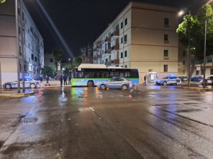 A BRINDISI LANCIO DI PIETRE CONTRO UN AUTOBUS DELLA STP. A RISCHIO PASSEGGERI E AUTISTA