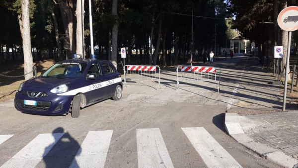 Afflusso regolare di gente al cimitero di Mesagne