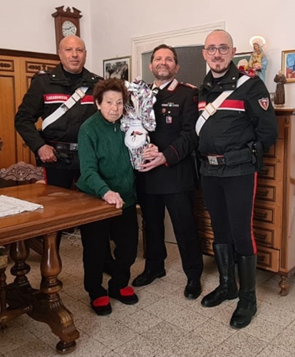 I Carabinieri fanno visita a una donna 92enne soccorsa giorni fa