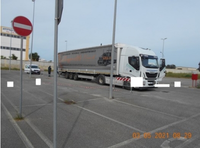 Mesagne. Spostato il camion colmo di rifiuti. E&#039; ancora un giallo