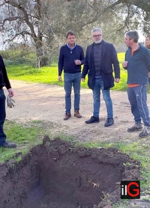 da sinistra: Gert Burgers, Toni Matarrelli e Christian Napolitano all&#039;ingresso di Muro Tenente dove è stata rinvenutauna una strada glareata.