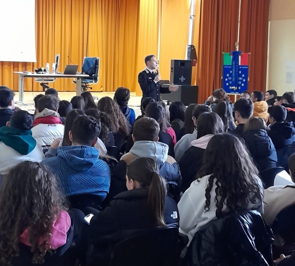 I carabinieri incontrano gli studenti