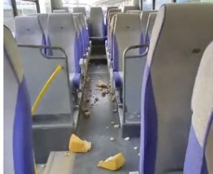 STP BRINDISI – TEPPISTI IN AZIONE: VANDALIZZATI DUE AUTOBUS UTILIZZATI PER I COLLEGAMENTI CON IL LITORALE NORD