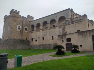 Mesagne. I contenitori dei rifiuti che stonano davanti al Castello