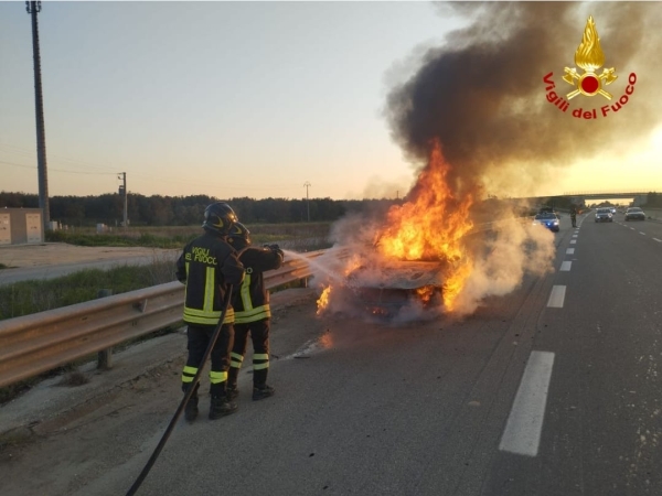 Auto a fuoco lungo la statale 7