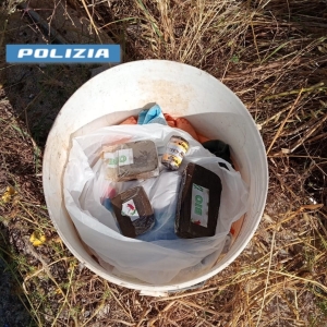 Mesagne. La polizia trova in campagna 500 grammi di droga