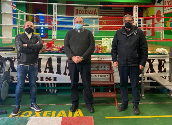 “Colletta Alimentare” promossa dalla  Boxe Iaia Brindisi. Consegnata a don Mimmo Roma