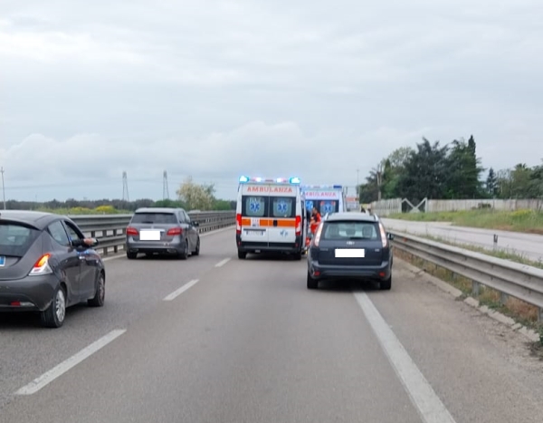 Auto a fuoco sulla statale